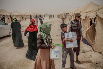 Newly arrived families from Fallujah receive emergency assistance in Al Khalidiya. 
