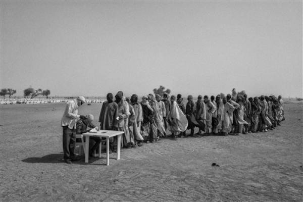 Rifugiati e sfollati interni in un campo a Toumour in attesa della distribuzione di cibo