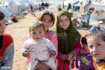Bambini siriani sfollati all&#039;interno di un campo profughi ad Atmeh, Siria