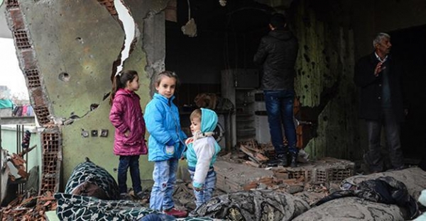 Tre bambini in piedi in ció che resta di una casa appartenente a militanti del Partito dei Lavoratori del Kurdistan 