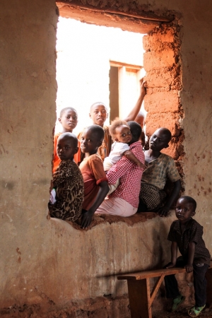 Bambini seduti su una finestra della scuola  
