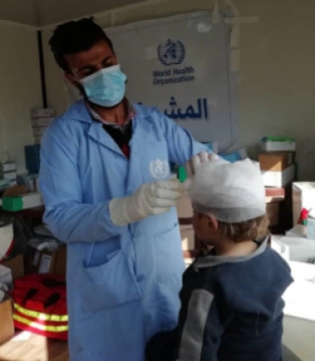 Un operatore sanitario si occupa di un bambino nel campo di Al-Hol, nord-est della Siria
