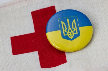 Bandiera della Croce Rossa e spilla ucraina