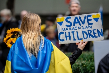 Volontari realizzano manifesti di protesta contro la guerra in Ucraina