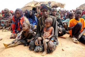 Un gruppo di rifugiate in Niger è in attesa della distribuzione degli aiuti da parte del personale dell&#039;UNHCR