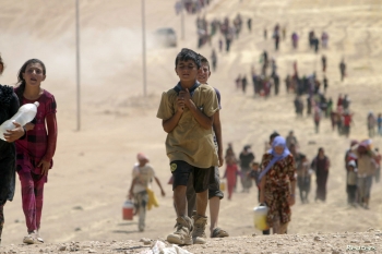 Bambini yazidi mentre scappano dalle violenze dell’ISIL in Sinjar (Iraq) 