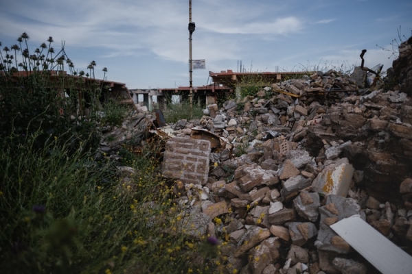 Le rovine di una costruzione in una terra desolata