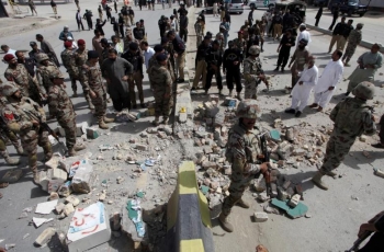 Security officials gather at the site of a bomb explosion in Quetta, Pakistan, August 11, 2016. 