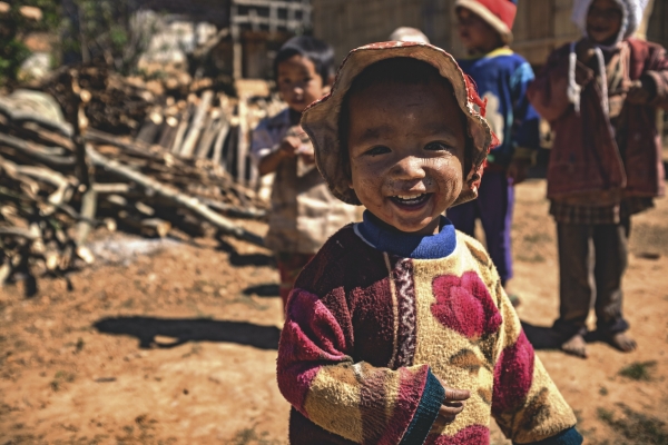 Un bambino gioca nello Shan State, Myanmar