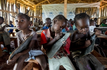 Bambini della Repubblica Centrafricana nella scuola elementare del campo profughi Mole della Repubblica Democratica del Congo.