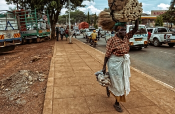 Una donna trasporta merci in un villaggio della Repubblica Democratica del Congo