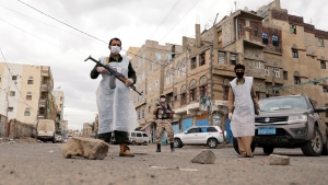 Forze di sicurezza implementano il coprifuoco in seguito ad un aumento dei casi nel maggio 2020. Sanaa, Yemen