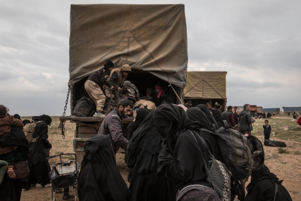 Affiliati di IS che salgono sui camion per essere rimpatriati