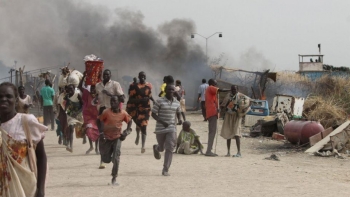 Civili che fuggono dai combattimenti in una base ONU in Sud Sudan