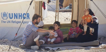 Una famiglia di siriani sfollati in un campo profughi dell’UNHCR 