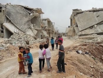 Bambini tra le macerie ad Azaz, Governatorato di Aleppo, Siria 