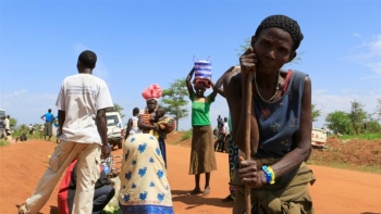 Migliaia fuggono nella vicina Uganda a seguito degli attacchi delle forze armate Akena/ Reuters