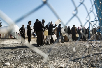 Rifugiati in attesa di acqua nel campo di Al Hol