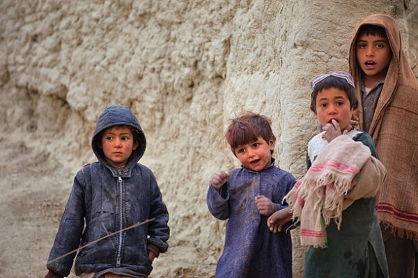 Un gruppo di bambini in un villaggio in Afghanistan