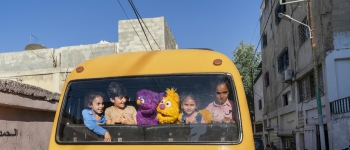 Bambini giocano con Jad, uno dei protagonisti del TV-show Ahlan Simsim