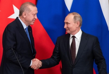 I leader turco e russo si stringono la mano dopo l’annuncio del nuovo accordo per Idlib