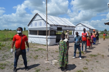 Cittadini mozambicani in fila (distanziata) per la distrubuzione di cibo al Savane Resettlement Centre 