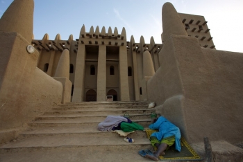 Due sfollati dormono di fronte alla Grande Moschea di Djenné, Mali