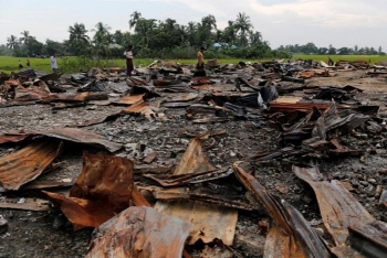 Le ceneri di un mercato distrutto da un incendio in un villaggio rohingya nello stato di Rakhine, Myanmar