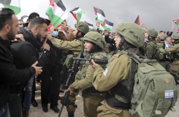 Dei manifestanti palestinesi affrontano militari israeliani, a fine gennaio, in seguito alla presentazione del Piano di Trump per la pace in Medio Oriente 