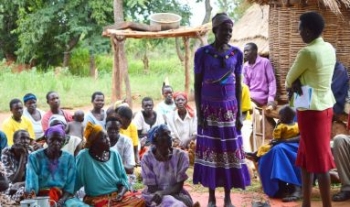 Una ricercatrice di Safeworld mentre parla con un membro della comunità di Otuke, Uganda, sulla sua esperienza di conflitto.