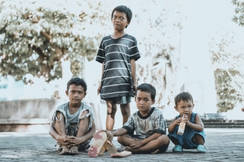 Un gruppo di bambini nelle strade delle Filippine