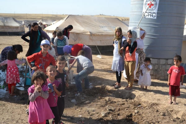 A clean water supply container is set up by the International Committee of the Red Cross in Iraq