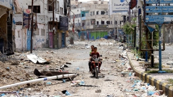 La strada principale a Taiz, Yemen, una volta piena di vita ora pullula di cecchini