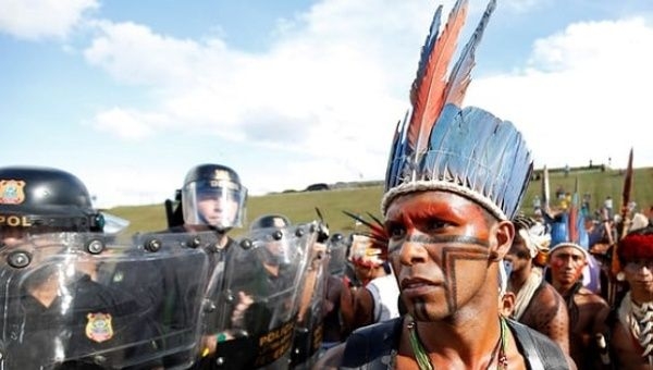 Indigeni prendono parte alle dimostrazioni per chiedere maggiori diritti sulla terra in Brasilia, 