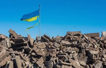 Bandiera dell&#039;Ucraina su macerie 