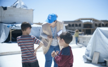 Un&#039;operatrice dell&#039;UNHCR a lavoro in un campo profughi