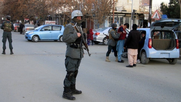 Le forze di sicurezza effettuano controlli dei veicoli fuori la città di Ghazni