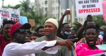 Dei manifestanti in Nigeria chiedono di fermare la SARS e protestano contro la brutalità delle forze dell’ordine