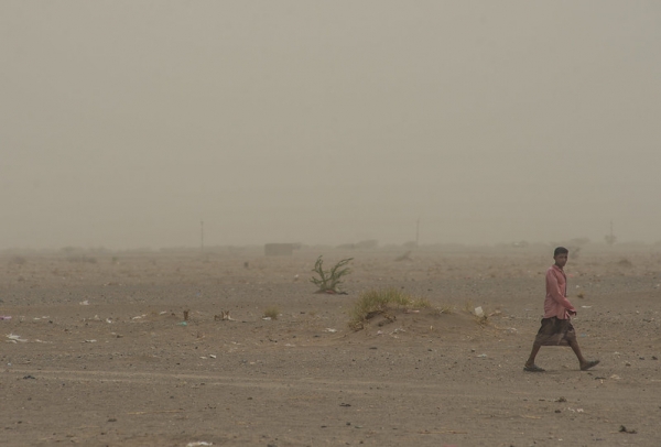 Un giovane cammina attraverso la landa desolata vicino ad al Khocha, sulla costa occidentale dello Yemen